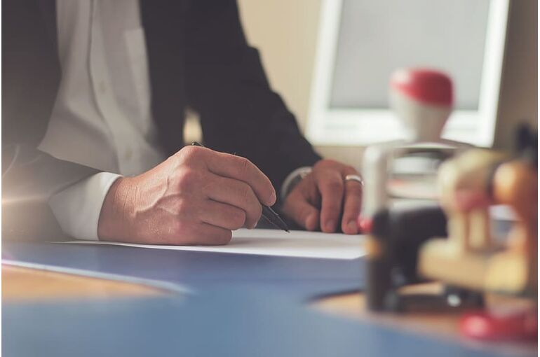 advocat-signing-justice-signature