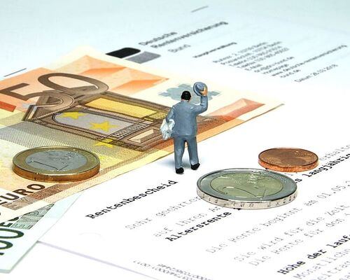 retirement-pension-miniature-figures-pensioners