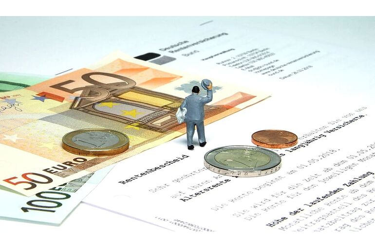 retirement-pension-miniature-figures-pensioners