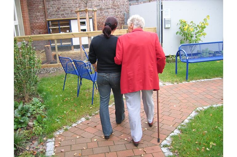 dependent-dementia-woman-old