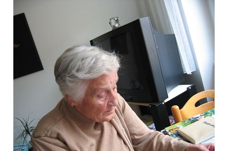 dependent-dementia-woman-old2