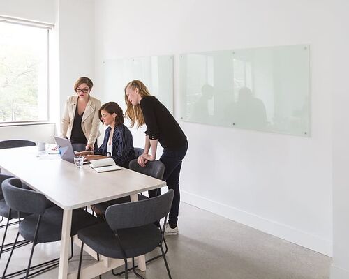 women-business-office-friends