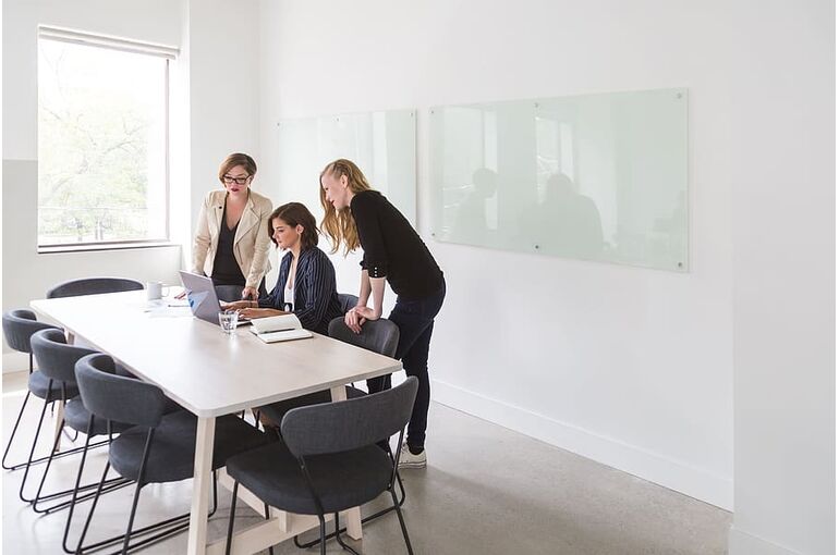 women-business-office-friends